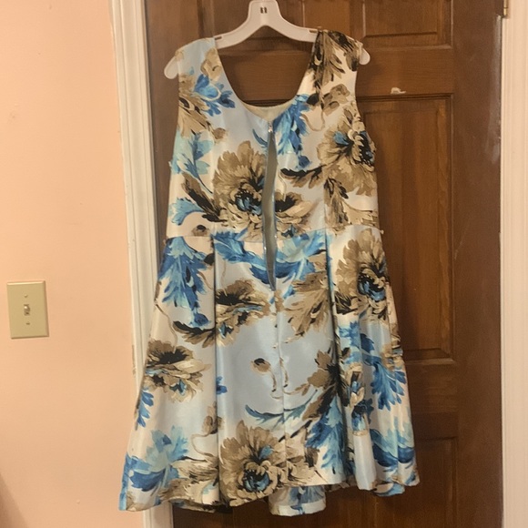 Brand is Danny & Nicole, size 18 for plus size, color: blue, white, gold, black - Picture 4 of 6